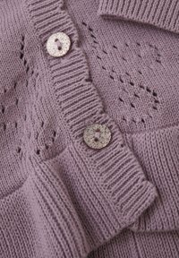 Lila gestrickte Strickjacke mit strukturiertem Muster, gerippten Bündchen und dekorativen, hell gefärbten Knöpfen. Weicher, glatter Stoff mit aufwendigen Details.