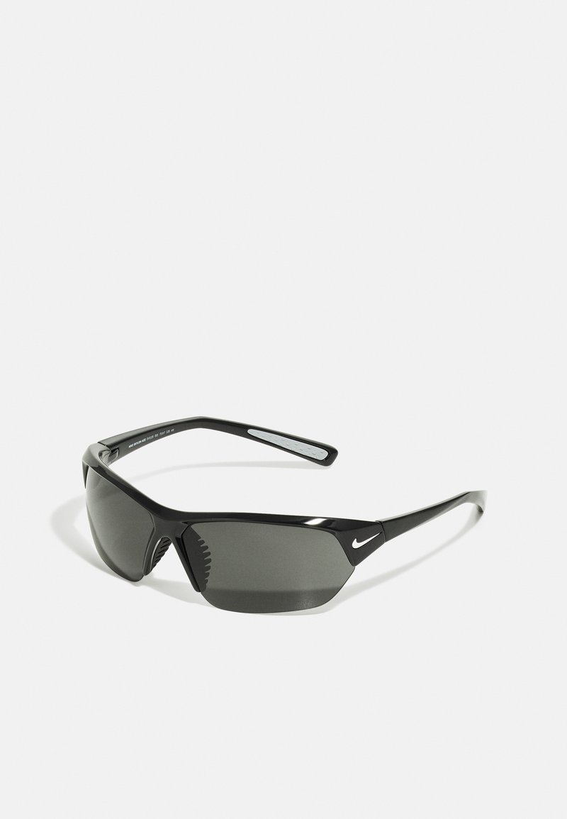 Óculos de sol desportivos pretos com lentes cinzentas, design aerodinâmico, armação em plástico, acabamentos texturizados nas laterais e logótipo da Nike na frente.