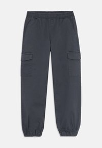 Dunkelgraue Cargo-Hose mit elastischem Bund, seitlichen Taschen, Klapptaschen an den Oberschenkeln und elastischen Bündchen an den Knöcheln.