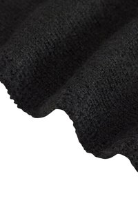 Sort struktureret stof med en bølget kant, der fremviser et groft strikket mønster og let dybdevariation over overfladen.