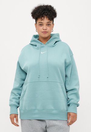 Světle tyrkysová mikina s kapucí vyrobená z měkké směsi bavlny, s přední klokaní kapsou, stahovací kapucí a malým bílým logem Nike na hrudi.