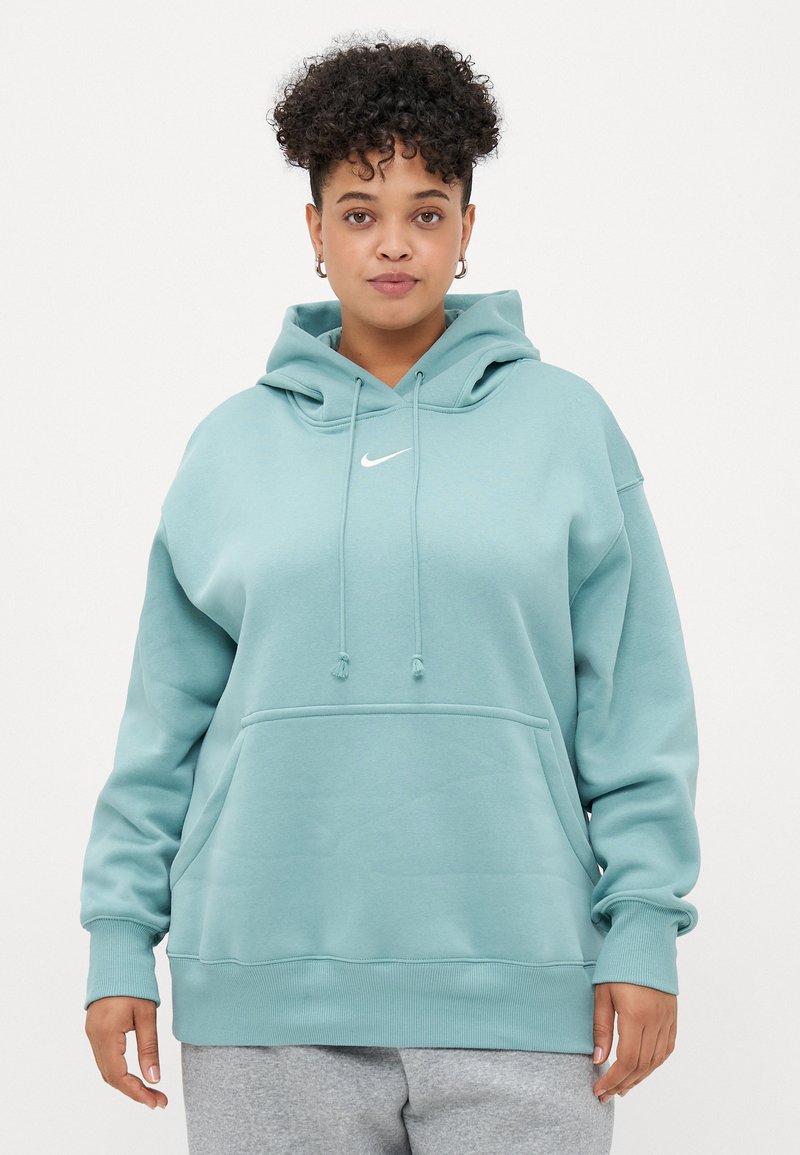 Lys teal hettegenser laget av myk bomullsblanding, med en frontlomme, snorhette og liten hvit Nike-logo på brystet.
