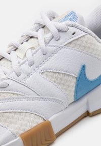 Nike Performance COURT LITE 4  - Tennissko til multicourt - white/light blue/sail/light brown