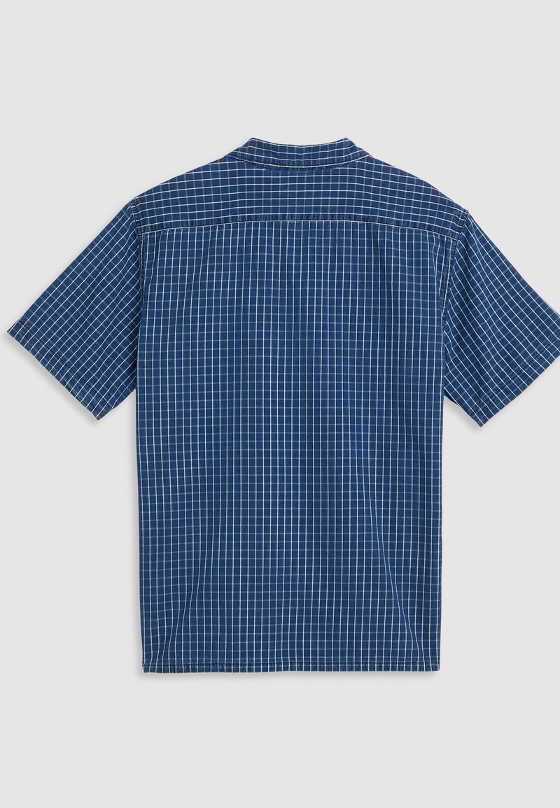 Camisa de manga corta en azul marino oscuro con un patrón de cuadrícula blanca. Cuenta con un collar estándar y un yugo trasero para un ajuste estructurado. Tejido de mezcla de algodón.