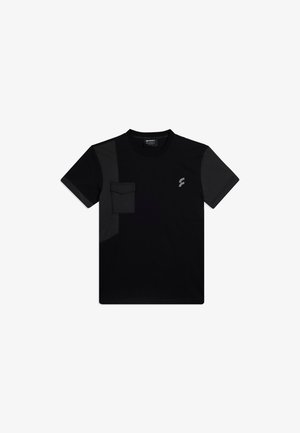 Camiseta negra de manga corta con un pequeño bolsillo en el pecho a la izquierda y un logo sutil en el área del pecho a la derecha.