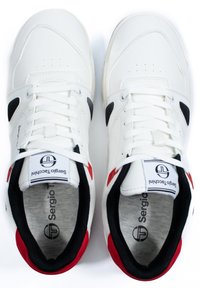 Hvite sneakers med svarte og røde aksenter, glatt syntetisk lær, rund tå, perforerte detaljer, og logo på tungen og innersålen.