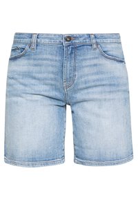 Pantalones cortos de mezclilla azul claro con botón frontal y cremallera, dos bolsillos delanteros y sutiles detalles desgastados.