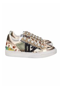 Sneaker con materiali misti, tra cui oro metallizzato, tessuto stampato e dettagli texturizzati. Presentano grandi embellishments argentati sui lacci.