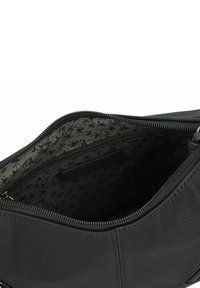 Interno di una borsa a mano in pelle nera, con chiusura a zip, texture liscia e foderatura a motivo floreale in tonalità di grigio e nero.