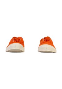 Une paire de baskets en toile orange vif avec des semelles et des lacets en caoutchouc blancs, vue de face sur un fond blanc.