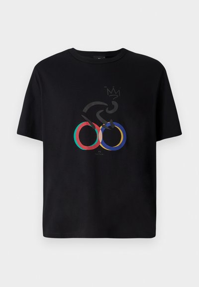 T-shirt noir avec un design graphique comportant des anneaux olympiques colorés, une silhouette de bicyclette abstraite et un motif de couronne. Tissu en coton.