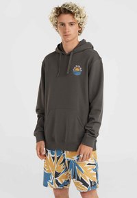 Donkergrijze hoodie met een kangoeroezak, voorzien van een kleurrijk zon- en golvenlogo op de borst; gecombineerd met gestreepte gele en blauwe shorts.