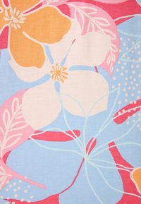 Lichtblauwe stof met grote bloemmotieven in roze, oranje en wit, met bladvormen en kleine stippen op de achtergrond.