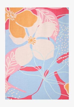 Lichtblauwe stof met grote bloemmotieven in roze, oranje en wit, met bladvormen en kleine stippen op de achtergrond.