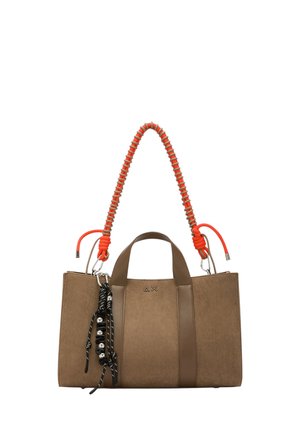 Borsa tote marrone con rifiniture in pelle, tracolla intrecciata arancione e portachiavi in corda nera con perline a forma di lettere appeso davanti.