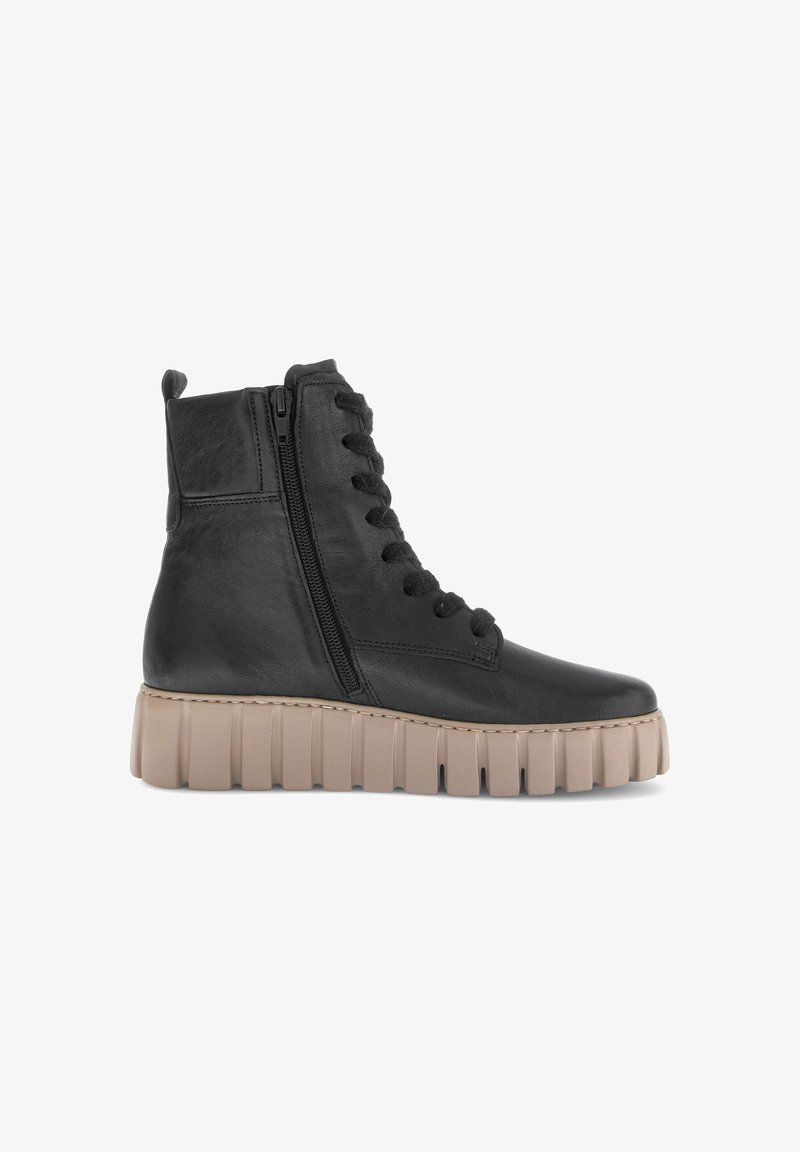 Schwarze Leder-Stiefelette mit seitlichem Reißverschluss, Schnürsenkeln, Zugschlaufe und dicker beige geriffelter Sohle.