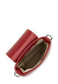 Borsa in pelle rossa con finitura testurizzata, dotata di chiusura a pattina superiore, rivestimento interno beige e dettagli in metallo argentato.
