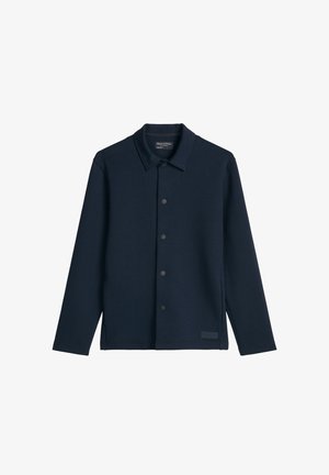 Granatowa, długorękawowa koszula-kurtka na guziki z kołnierzem, pięcioma czarnymi zatrzaskami oraz małą metką na dolnej części przodu.