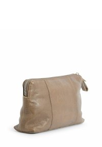 Brūns ādas maciņš ar teksturētu virsmu un sudraba rāvējslēdzēja aizdari. Tajā ir smalks logo un kompaktas taisnstūrveida formas.