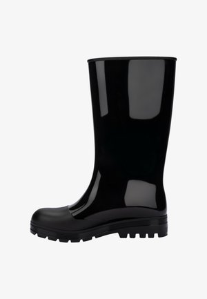 Botas de lluvia de goma negras con un acabado brillante, puntera redondeada y suela texturizada para mayor tracción. Diseño de caña alta con un acabado liso.
