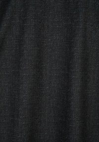 Strukturierter dunkler Stoff mit einem subtilen Melange-Muster, überwiegend in Schwarz mit leichten blauen Untertönen. Weich und gewebt.