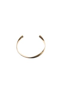 Bracciale in metallo dorato con un design liscio e curvo. Estremità aperte e finitura lucida, che riflette la luce, mostrando una silhouette elegante.