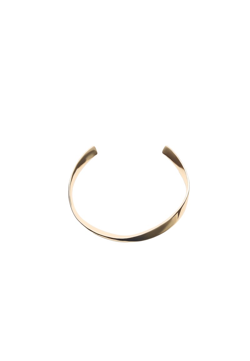 Bracciale in metallo dorato con un design liscio e curvo. Estremità aperte e finitura lucida, che riflette la luce, mostrando una silhouette elegante.