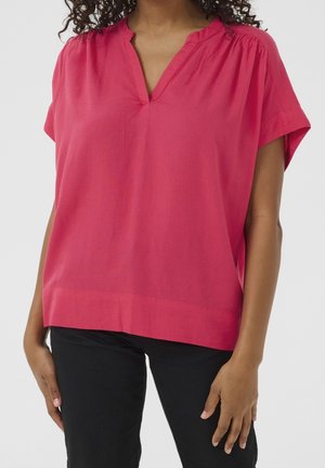 Fuchsia kortærmet bluse med V-udskæring, let afslappet pasform og samlede detaljer ved skuldrene. Fremstillet af et let stof.