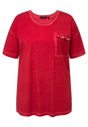 T-shirt in cotone rosso con scollatura rotonda, maniche corte e taschino sul petto con texture. Il tessuto presenta un'aspetto leggermente sbiadito.