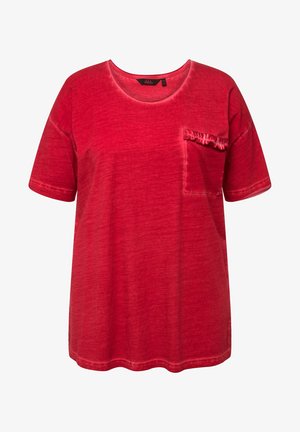 T-shirt in cotone rosso con scollatura rotonda, maniche corte e taschino sul petto con texture. Il tessuto presenta un'aspetto leggermente sbiadito.