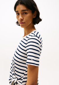 Tommy Hilfiger KNOT BOAT TEE - Basic T-shirt - calico/dark night navy