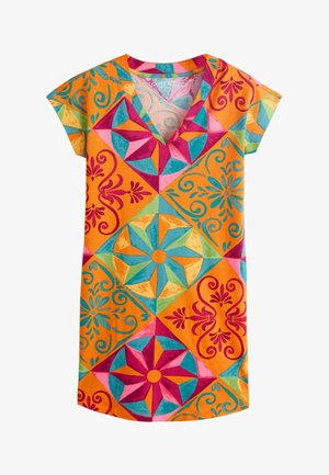 Robe orange vif avec motifs géométriques en rose, turquoise et vert. Col en V avec manches courtes et coupe décontractée.