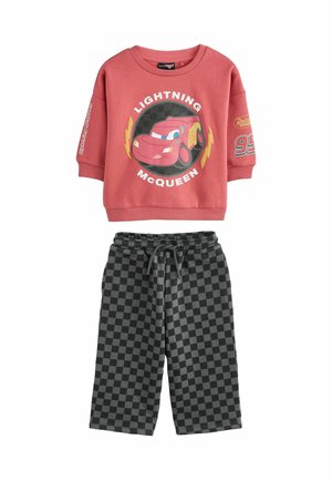 Chemise à manches longues rouge avec un motif de Lightning McQueen et un pantalon à cordon noir à carreaux, tenue décontractée pour enfants.
