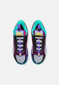 Multifarvede sneakers med en mesh-overdel i grå, sorte detaljer, turkis-foring, lilla snørrebånd og pink udsmykning. Gummisål.