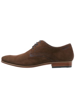 Chaussure derby pour homme en daim marron avec talon empilé en bois et insert de semelle en caoutchouc noir.