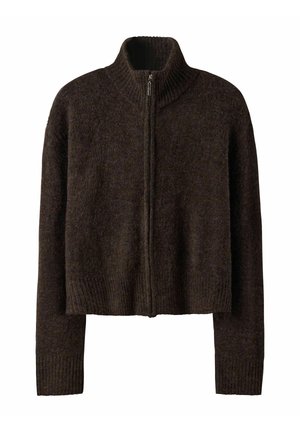 Pull en laine marron tricoté avec fermeture éclair, col montant côtelé et poignets côtelés, présenté à plat sur un fond blanc.