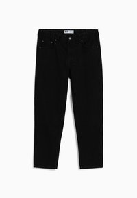 Vaqueros de mezclilla negra con diseño de pierna recta, que cuentan con cinco bolsillos, remaches metálicos y un cierre de botón. Textura suave, sin patrones visibles.