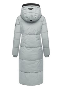 Lang, lysegrå puffjakke med hætte, der har sort kant, quiltet tekstur og elastiske manchetter. Bagview viser søm linjer.