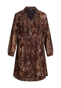Bruine en beige slangenprint jurk met een kraag, lange mouwen en een wikkelontwerp. Glad stof met een lichte textuur.