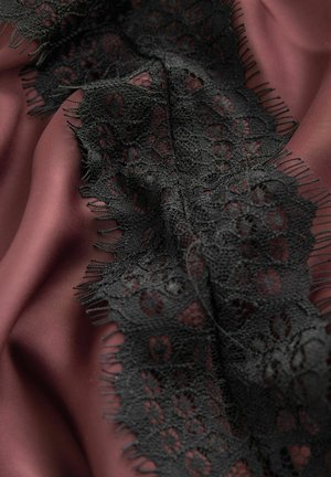 Bordo satino audinys su juodos nėrinių apdaila. Nėriniai puošti gėlių raštais ir turi kutuotas kraštines, sukuriant tekstūruotą kontrastą.