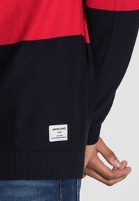 Jack & Jones JCOSHAWN CREW NECK  - Camisola - ribbon red