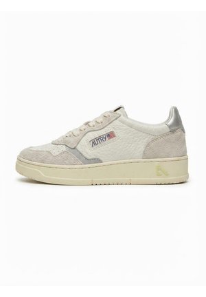 Sneaker basso bianco e beige con dettagli in camoscio, chiusura frontale con lacci e piccolo logo della bandiera americana sul pannello laterale.