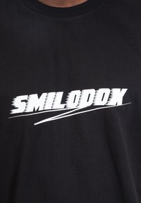 Smilodox BLAKE - Printtipaita - schwarz