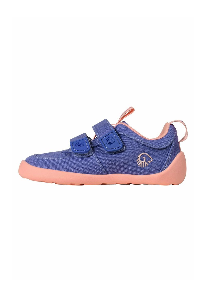 Blauwe stoffen schoenen met roze rubberen zolen, voorzien van twee klittenbandbandjes en een zijlogo-embleem. Glad textuur met versterkte stiksels.