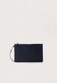 Ορθογώνια μαύρη χειρολαβή με υφή, με κλείσιμο φερμουάρ στην κορυφή και αποσπώμενη χειρολαβή με ασημένια κλειδαριά.