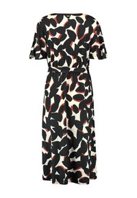 Abito bianco e nero con un design a motivo foglia e dettagli rossi, maniche corte, vestibilità comoda e vita con cintura.
