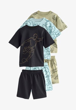Tres conjuntos de camisetas de manga corta y pantalones cortos infantiles con arte lineal temático de fútbol en colores negro, azul claro y beige.