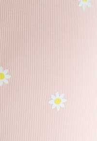 Hellrosa gerippter Stoff mit kleinen weißen Gänseblümchen mit gelben Zentren. Die Textur ist weich und weist ein vertikales Muster auf.