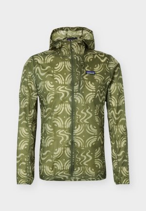 Zelená bunda s kapucňou so svetlobéžovými abstraktnými vlnkovými vzormi, plný predný zips a malý zips na vrecku na pravej strane hrudníka.