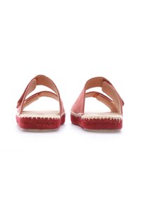 Espadrillas rosso scamosciato con retro aperto, suola in juta intrecciata e semplice design a fascette incrociate. Texture morbida e costruzione leggera.